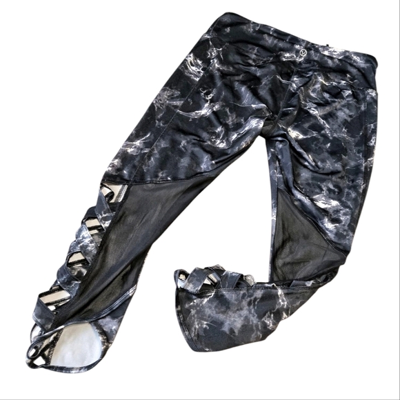 VOGO Black and White Abstract Print Leggings With Cute Crisscross Cutouts. SZ L - Picture 1 of 8